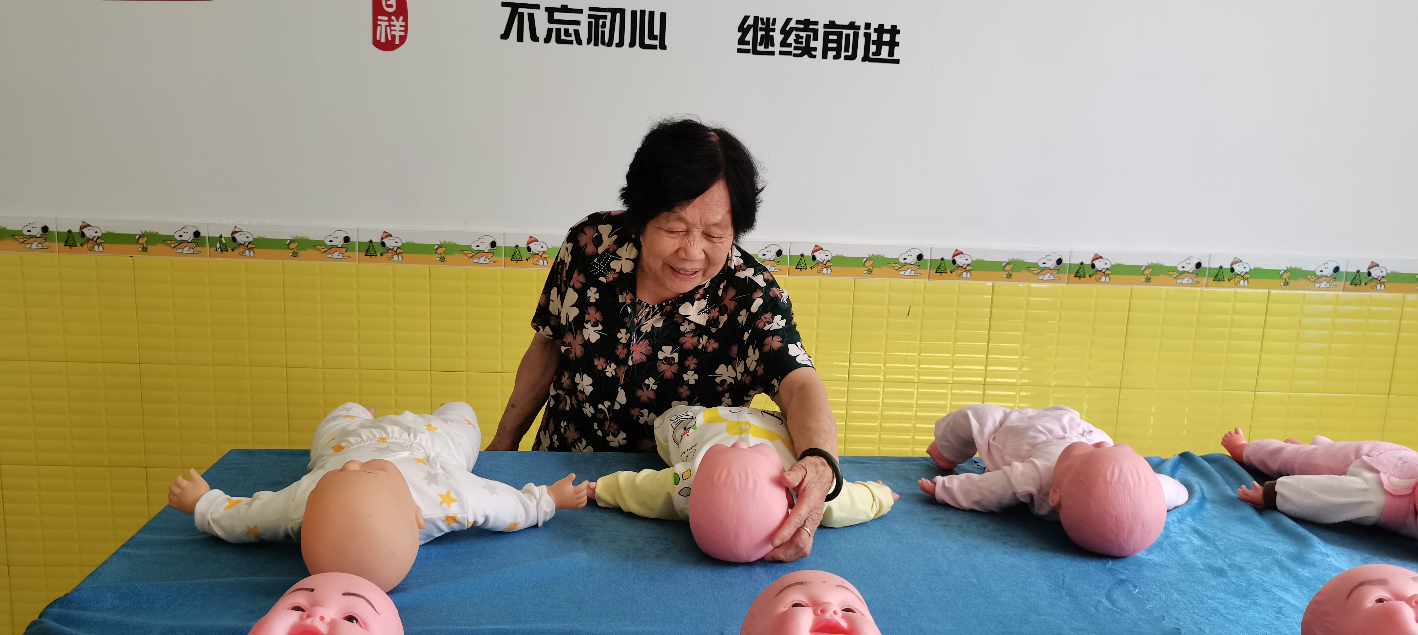 年輕黨員接老黨員參觀銀海培訓(xùn)學(xué)校