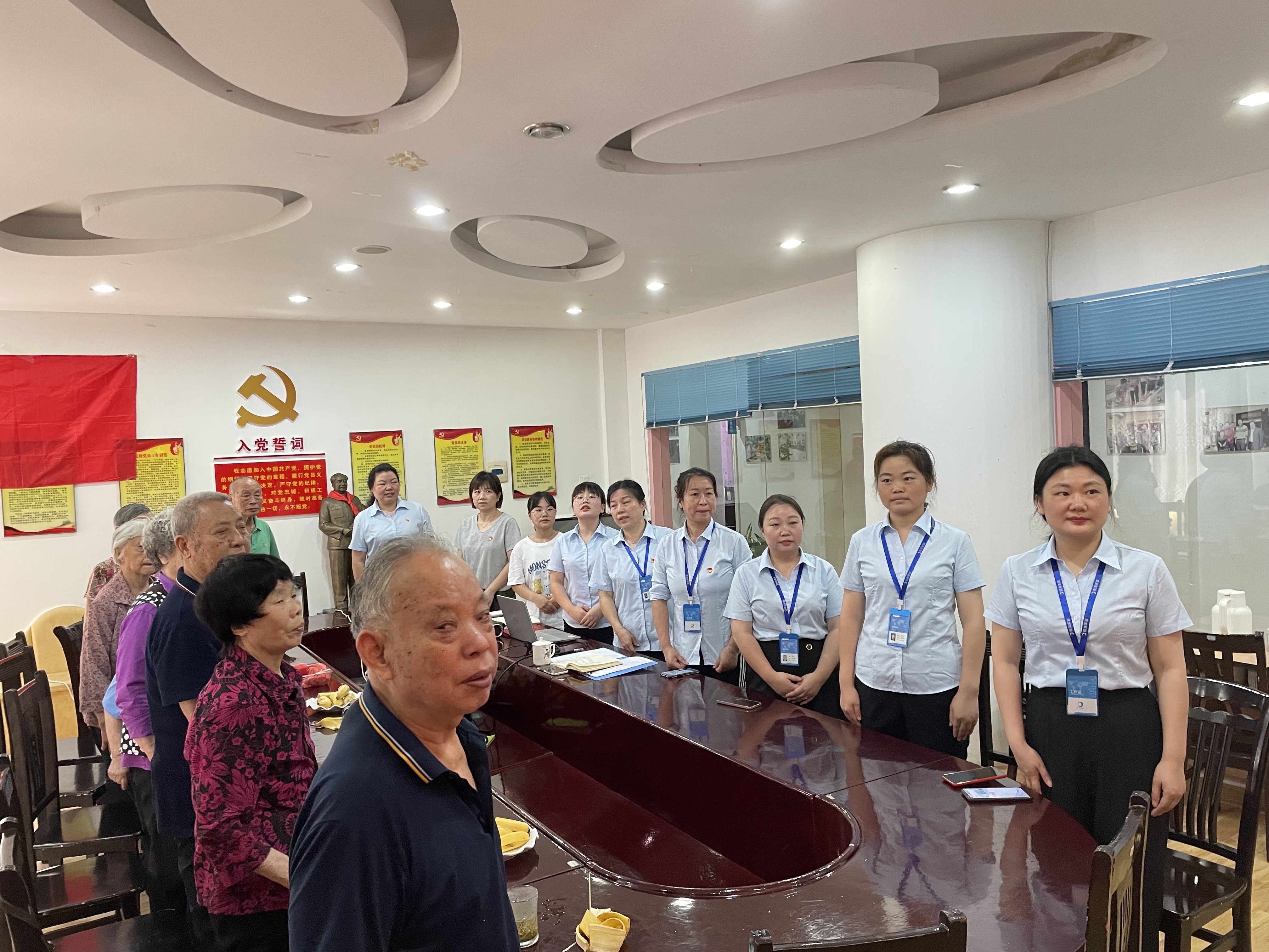 會(huì)議在莊嚴(yán)肅穆的國(guó)歌聲中拉開序幕 會(huì)議在莊嚴(yán)肅穆的國(guó)歌聲中拉開序幕