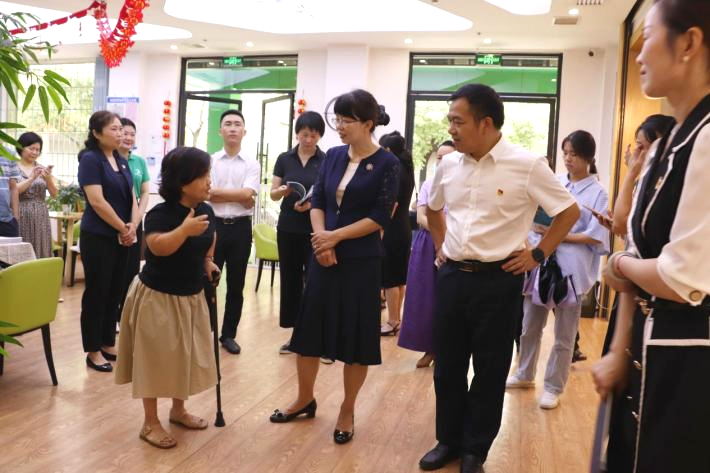 湖南省婦聯(lián)領(lǐng)導(dǎo)一行調(diào)研銀海倆寶貝窯灣長者之家 湖南省婦聯(lián)領(lǐng)導(dǎo)一行調(diào)研銀海倆寶貝窯灣長者之家