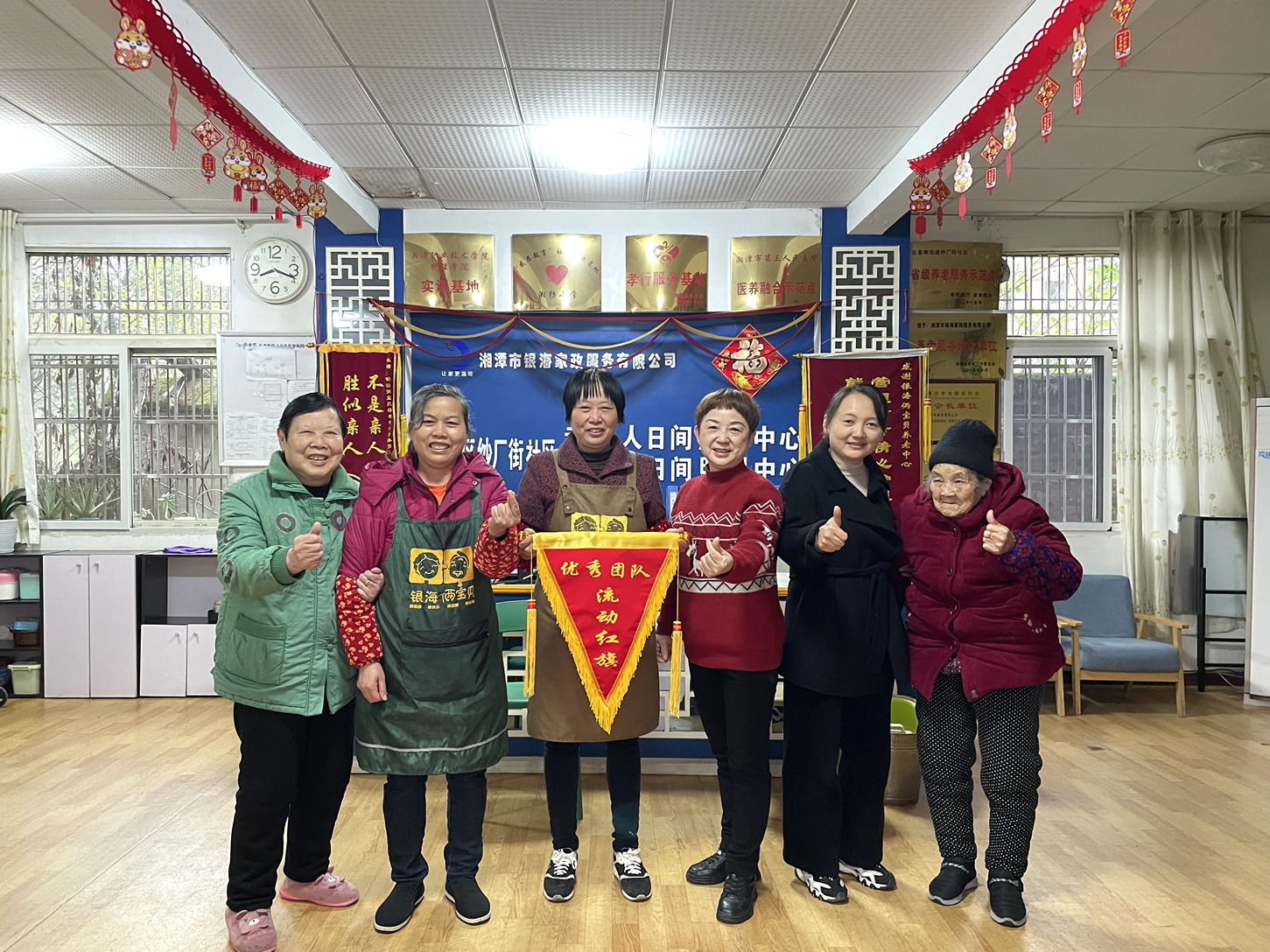 周書記頒發(fā)“流動紅旗”