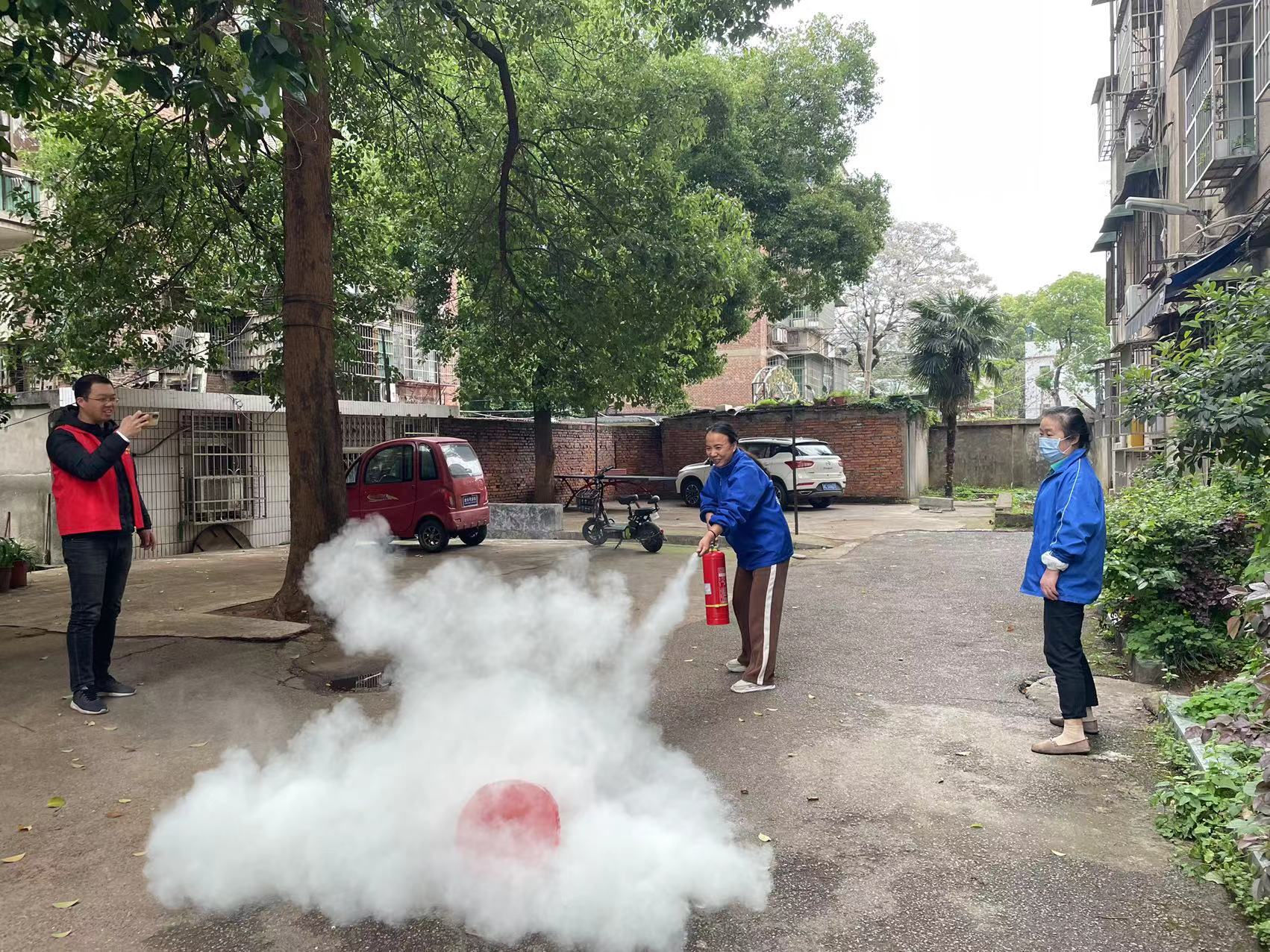 俩宝贝工作�h员演�l�消防器�? width=