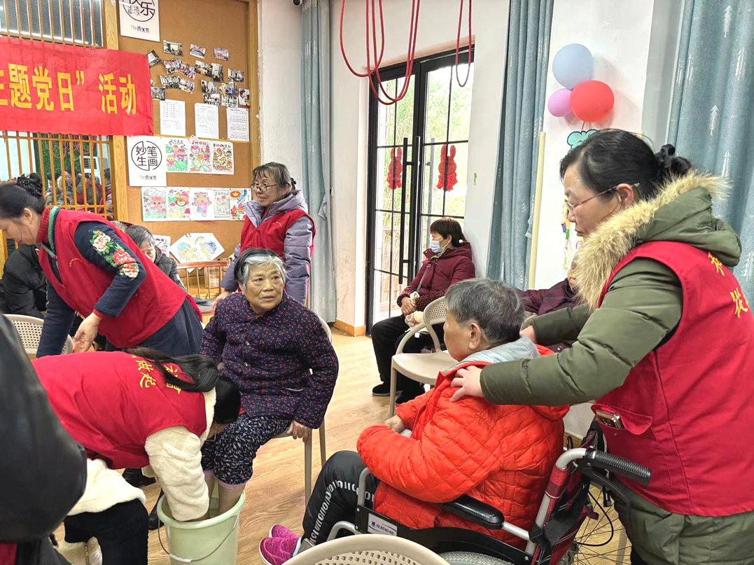 志愿者們?yōu)殚L者剪發(fā)、洗腳修指甲、按摩等