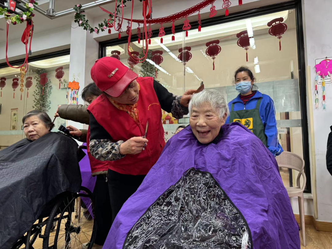 志愿者們?yōu)殚L者剪發(fā)、洗腳修指甲、按摩等