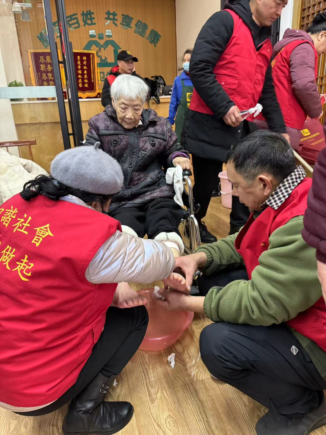 志愿者們?yōu)殚L者剪發(fā)、洗腳修指甲、按摩等
