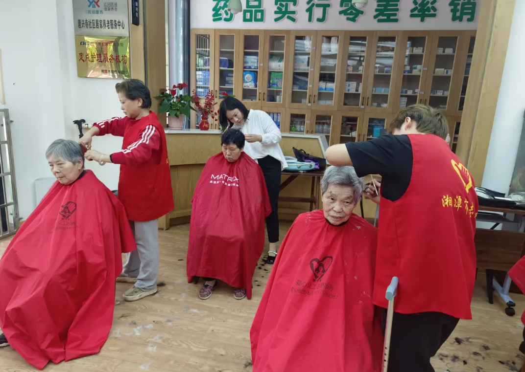 鄧葉平為爺爺奶奶理發(fā)剃須、剪指甲